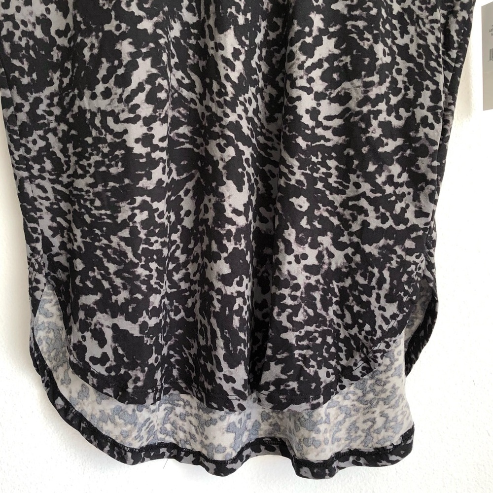 NWT H Halston Studio Black / Grey Abstract Animal Print Top Size XL - Picture 3 of 11